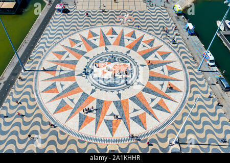 La chaussée de la rive du Tage, en face de l'Padrao dos Descobrimentos, rose des vents et la carte du monde, Belém, Lisbonne, Portugal Banque D'Images