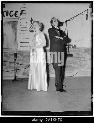 News pour pousser l'amusement à l'administration au stunt annuel partie. Washington, D.C., le 14 mars. Pousser l'amusement à l'administration est le thème de la parodie "Nice travailler si je peux l'obtenir", dont les membres de la Women's National Press Club mettra en scène à leur dîner annuel et stunt partie samedi soir, 5 mars. Mme Roosevelt et les dames de la série officielle seront invités à la partie. Dans cette photographie, l'espoir Miller du Washington Post, que Miss Lotta entreprise ; et Esther Ford, Tufty (droite) de la Michigan Press, en tenant la partie de Franklin Delayno, jouer un rôle important dans le sketch Banque D'Images