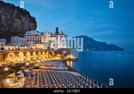 Photo de atrani dans la côte amalfitaine au blue hour time Banque D'Images