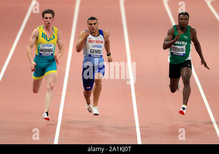 La société britannique Adam Gemili (centre) est en compétition dans l'épreuve du 100m chauffe au cours de la première journée de la es Championnats du monde à la Khalifa International Stadium, Doha, Qatar. Banque D'Images