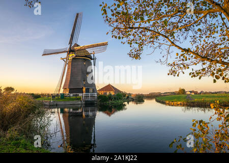 Campagne néerlandaise près de Leiden avec un moulin à vent près d'un lac Banque D'Images