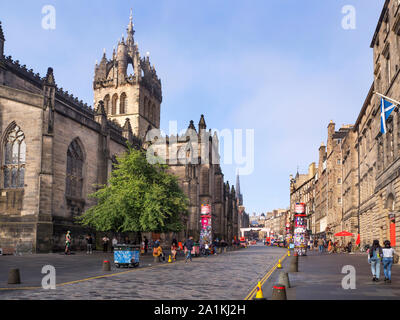 Tôt le matin, sur le Royal Mile à côté de la cathédrale St Giles pendant Fringe d'Edimbourg en Ecosse Banque D'Images