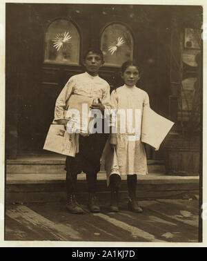 Newsgirl & Boy vendre autour de saloon entrées. Bowery. Banque D'Images