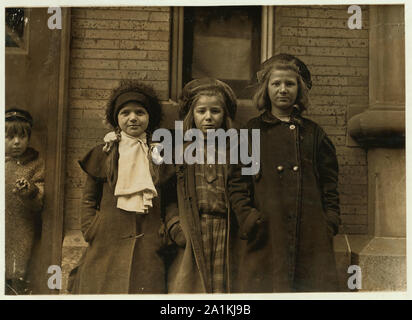 Newsgirls en attente de papiers. Plus grande fille, Alice Goldman a été vendu pour 4 ans. Newsdealer dit qu'elle utilise la langue que viler newsboys n. Besie Goldman et Bessie Brownstein a 9 ans et ont vendu environ un an. Tous les vendre jusqu'à 7:00 ou 7:30, tous les jours. Banque D'Images