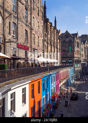 Points colorés sur la rue Victoria à la Vieille Ville Edimbourg en Ecosse Banque D'Images