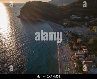 Vue aérienne de la plage de Buljarica. C'est l'une des plus grandes plages de la côte du Monténégro, près de Petrovac en direction de bar. Municipalité de Budva Banque D'Images