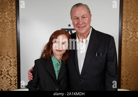 27 septembre 2019, Hambourg : Isabelle Huppert, actrice française, et Robert Wilson, directeur des Etats-Unis d'Amérique, se présenter à la première Allemande de Robert Wilson's play "Mary a dit ce qu'elle a dit" au Thalia Théâtre. Photo : Georg Wendt/dpa Banque D'Images