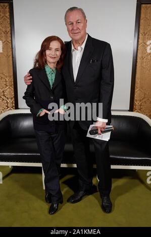 27 septembre 2019, Hambourg : Isabelle Huppert, actrice française, et Robert Wilson, directeur des Etats-Unis d'Amérique, se présenter à la première Allemande de Robert Wilson's play "Mary a dit ce qu'elle a dit" au Thalia Théâtre. Photo : Georg Wendt/dpa Banque D'Images