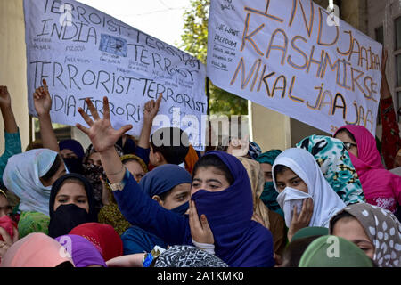 Un manifestant fait un geste pendant la manifestation.Un rassemblement a eu lieu à Srinagar, ville peu après la prière du vendredi à la suite de la suppression de l'article 370 par le gouvernement central qui accorde un statut spécial à Jammu-et-Cachemire. Banque D'Images