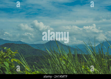 Paysage fantastique des montagnes de Dalat, Viet Nam, atmosphère fraîche, villa au milieu de la forêt, forme d'impression de la colline et de la montagne de haute vue Banque D'Images