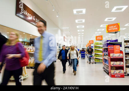 Les gens de shopping dans un supermarché Sainsbury's. Banque D'Images