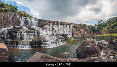 Grand panorama de l'incroyable chute d'eau de Pongour est célèbre et la plus belle de la chute au Vietnam.Non loin de Dalat ville estimer 45 km.Dalat, Vietnam Banque D'Images