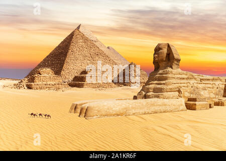 Le Sphinx et les pyramides de Gizeh, merveilles du monde en Egypte, vue du coucher de soleil Banque D'Images