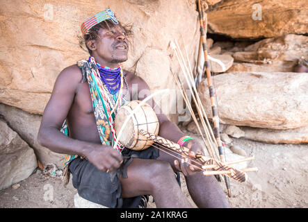 Lake Eyasi, Tanzanie, 11 Septembre 2019 : l'homme Hadzabe jouer Instruments Musique et chant dans une grotte pendant les heures de midi chaud Banque D'Images