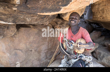 Lake Eyasi, Tanzanie, 11 Septembre 2019 : l'homme Hadzabe et jouer la singularisation d'instruments de musique à la main Banque D'Images