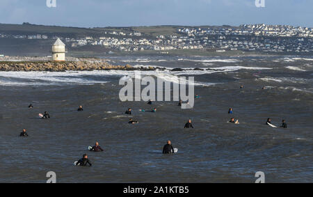 Porthcawl, Pays de Galles, Royaume-Uni. Vendredi 27 avril, 2019 septembre. Surfers, représenté à la mer à Porthcawl en Galles du Sud, à marée haute, le vendredi soir. De forts vents de l'ouest apportent en bandes de forte pluie et de grosses vagues au début de la semaine, qui devrait être humide et venteux que prend un temps d'automne de la poignée du Royaume-Uni de faire des conditions de surf idéales. Crédit photo : Robert Melen/Alamy Live News Banque D'Images