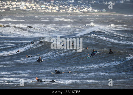 Porthcawl, Pays de Galles, Royaume-Uni. Vendredi 27 avril, 2019 septembre. Surfers, représenté à la mer à Porthcawl en Galles du Sud, à marée haute, le vendredi soir. De forts vents de l'ouest apportent en bandes de forte pluie et de grosses vagues au début de la semaine, qui devrait être humide et venteux que prend un temps d'automne de la poignée du Royaume-Uni de faire des conditions de surf idéales. Crédit photo : Robert Melen/Alamy Live News Banque D'Images