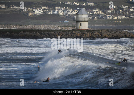 Porthcawl, Pays de Galles, Royaume-Uni. Vendredi 27 avril, 2019 septembre. Surfers, représenté à la mer à Porthcawl en Galles du Sud, à marée haute, le vendredi soir. De forts vents de l'ouest apportent en bandes de forte pluie et de grosses vagues au début de la semaine, qui devrait être humide et venteux que prend un temps d'automne de la poignée du Royaume-Uni de faire des conditions de surf idéales. Crédit photo : Robert Melen/Alamy Live News Banque D'Images