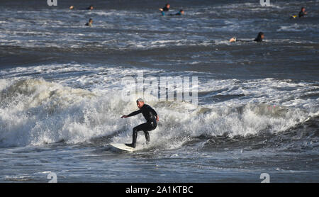 Porthcawl, Pays de Galles, Royaume-Uni. Vendredi 27 avril, 2019 septembre. Surfers, représenté à la mer à Porthcawl en Galles du Sud, à marée haute, le vendredi soir. De forts vents de l'ouest apportent en bandes de forte pluie et de grosses vagues au début de la semaine, qui devrait être humide et venteux que prend un temps d'automne de la poignée du Royaume-Uni de faire des conditions de surf idéales. Crédit photo : Robert Melen/Alamy Live News Banque D'Images