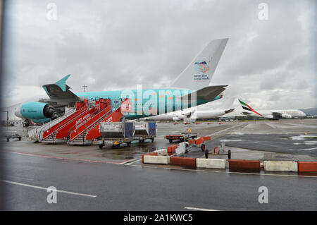 Glasgow, Royaume-Uni. 27 septembre 2019. Suite aux retombées immédiates de l'effondrement de la compagnie Thomas Cook, l'opération Matterhorn est toujours en plein essor à l'aéroport de Glasgow. Les avions Thomas Cook, mis à la terre et impapilés, ont été déplacés vers une partie plus calme de l'aérodrome pour faire place à la flotte de carrosserie large nécessaire à l'opération Matterhorn. Dans l'histoire de l'aviation écossaise, le premier jour est aujourd'hui celui où tout aéroport écossais a accueilli en même temps deux avions, le super jumbo behemoth Airbus A380-800. Crédit : Colin Fisher/Alay Live News Banque D'Images