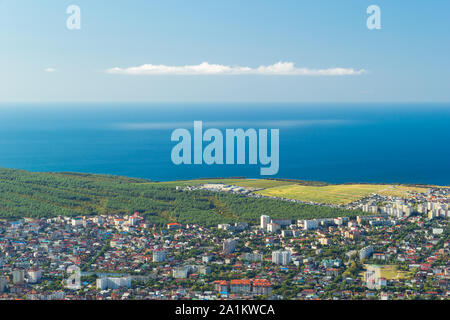 Vue panoramique sur le littoral de la mer Noire et la ville de Gelendzhik resort en Russie. Les zones de forêt verte, l'herbe des champs, maisons d'habitation. Banque D'Images