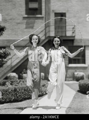 Deanna Durbin et Judy Garland, stars de "Tous les dimanches" encore de court (1936) MGM Référence de dossier 33848-680THA Banque D'Images