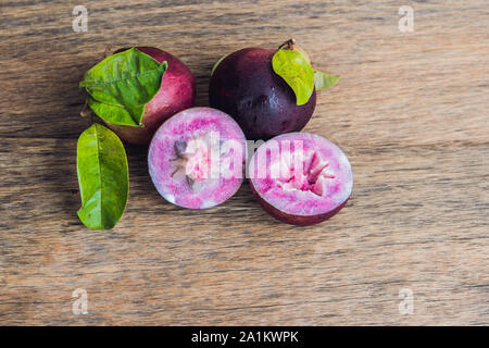 Fruits frais de Chrysophyllum cainito sur fond de bois Banque D'Images