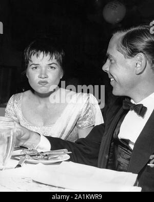 Shirley MacLaine, Kevin McClory, vers 1957 Référence de dossier 33848-721THA Banque D'Images