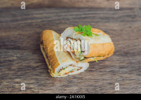 Un délicieux sandwich vietnamien Bahn Mi sur un fond de bois Banque D'Images