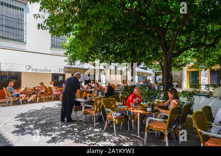 Séville, Espagne - Sept 10, 2019 : les touristes à Donna Elvira Square dans le quartier juif de Séville, Andalousie Espagne Banque D'Images