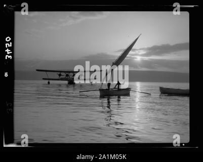 Vues du nord. Le lac de Galilée. Pêcheur. L'Aviron bateau de pêche avec les voiles ferlées au lever du soleil Banque D'Images