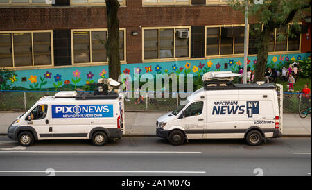 Nouvelles fréquences NY1 et WPIX news cars garés dans le quartier de Chelsea, New York le mercredi, Septembre 18, 2019. (© Richard B. Levine) Banque D'Images