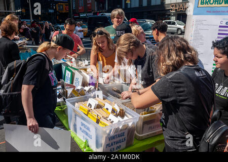 Des milliers de fans de foule Broadway Broadway la 33e édition du Grand Marché aux puces et aux enchères à New York pour verser dans l'achat de souvenirs et de spectacles à vintage un props dimanche à New York, le 22 septembre 2019. Plus de 50 tables de spectacles de Broadway et le théâtre des institutions connexes et les entreprises occupent les rues autour de Shubert Alley offrant leurs marchandises connexes Broadway et des autographes. La foire est une activité de financement pour le Broadway Cares/Equity Fights Aids la charité. (© Richard B. Levine) Banque D'Images