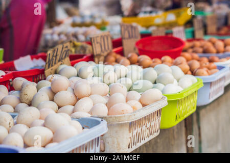 Les oeufs - poulet et caille dans le panier en osier sur le marché vietnamien. Concept alimentaire asiatique Banque D'Images