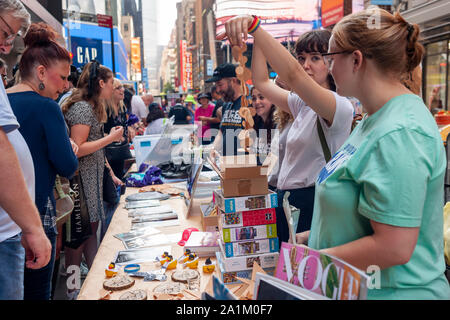 Des milliers de fans de foule Broadway Broadway la 33e édition du Grand Marché aux puces et aux enchères à New York pour verser dans l'achat de souvenirs et de spectacles à vintage un props dimanche à New York, le 22 septembre 2019. Plus de 50 tables de spectacles de Broadway et le théâtre des institutions connexes et les entreprises occupent les rues autour de Shubert Alley offrant leurs marchandises connexes Broadway et des autographes. La foire est une activité de financement pour le Broadway Cares/Equity Fights Aids la charité. (© Richard B. Levine) Banque D'Images