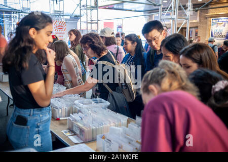 Des milliers de fans de foule Broadway Broadway la 33e édition du Grand Marché aux puces et aux enchères à New York pour verser dans l'achat de souvenirs et de spectacles à vintage un props dimanche à New York, le 22 septembre 2019. Plus de 50 tables de spectacles de Broadway et le théâtre des institutions connexes et les entreprises occupent les rues autour de Shubert Alley offrant leurs marchandises connexes Broadway et des autographes. La foire est une activité de financement pour le Broadway Cares/Equity Fights Aids la charité. (© Richard B. Levine) Banque D'Images