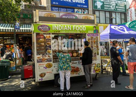 Indiens les vendeur dans l'animation de quartier Jackson Heights dans le Queens à New York, le samedi 21 septembre, 2019. Le quartier de Jackson Heights abrite une mosaïque de groupes ethniques qui comprennent les Hispaniques, les Indiens, les Pakistanais, les Tibétains, de l'Asie du Sud-Est ainsi que des fois les résidents juifs et italiens. (© Richard B. Levine) Banque D'Images