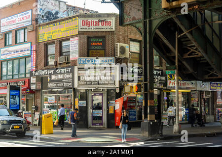 Occupé à Jackson Heights dans le Queens, quartier de New York le Samedi, Septembre 21, 2019. Le quartier de Jackson Heights abrite une mosaïque de groupes ethniques qui comprennent les Hispaniques, les Indiens, les Pakistanais, les Tibétains, de l'Asie du Sud-Est ainsi que des fois les résidents juifs et italiens. (© Richard B. Levine) Banque D'Images