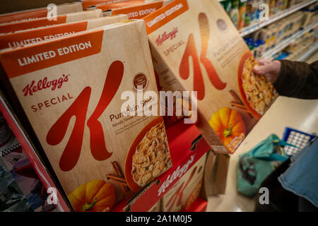 Boîtes d'KelloggÕs aromatisé d'épices citrouille marque Special K édition limitée céréales petit déjeuner dans un supermarché de New York le mardi 24 septembre, 2019. (© Richard B. Levine) Banque D'Images