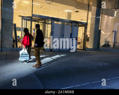 Les gens passent devant l'entrée de la bientôt Nordstom magasin sur West 57th Street à New York, le dimanche, 22 Septembre, 2019. (© Frances M. Roberts) Banque D'Images