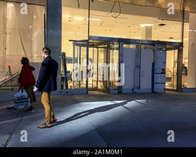 Les gens passent devant l'entrée de la bientôt Nordstom magasin sur West 57th Street à New York, le dimanche, 22 Septembre, 2019. (© Frances M. Roberts) Banque D'Images