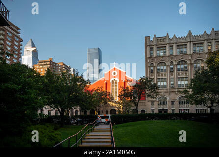 L'église catholique Saint Columba à Chelsea avec le développement d'Hudson yards derrière elle piquer le samedi 21 septembre 2019. (© Richard B. Levine) Banque D'Images