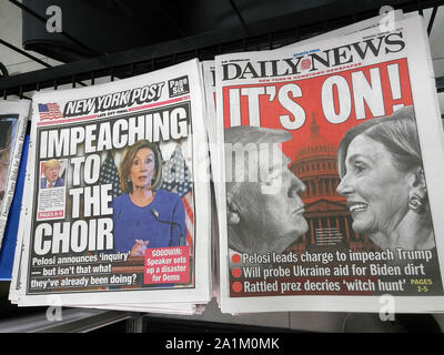 Tous les titres du New York Daily News et le New York Post le mercredi, 25 Septembre, 2019 sur la journée précédente annonce par la présidente de la Chambre Nancy Pelosi à partir d'une accusation formelle "enquête" du président Donald Trump. (© Richard B. Levine) Banque D'Images