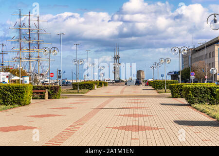 Voir à deux monuments situé sur South Pier à Gdynia, Pologne. Monument à l'écrivain polonais Joseph Conrad et unités d'acier de 25 mètres de haut trois mâts monu Banque D'Images