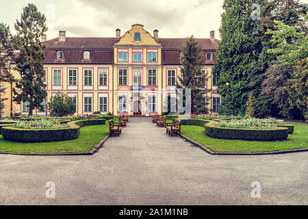 Gdansk Oliwa, - Sept 18, 2019 : façade du palais des abbés Oliwa de Gdansk, en Pologne. Banque D'Images