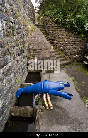 Un cache-pot bleu crustacé se dégage de la ville et à l'assemblée annuelle à régler, Festival de pot de North Yorkshire, UK, Été 2019 Banque D'Images