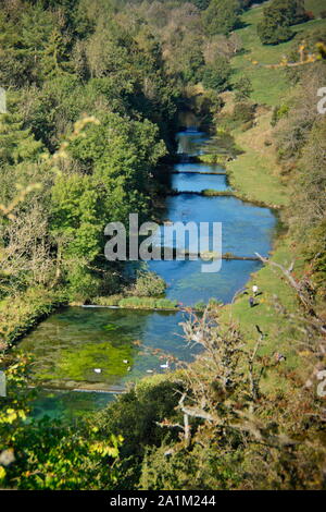 Lalthkill la rivière. Crystal Waters et déversoirs sur la rivière Lathkill dans Lathkill Dale près de Over Haddon Village, parc national de Peak District, Derbyshire, Royaume-Uni Banque D'Images