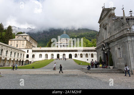 Biella, Italie - 24 mai 2015 : les personnes qui désirent visiter le sanctuaire d'Oropa sur le printemps en Italie Banque D'Images