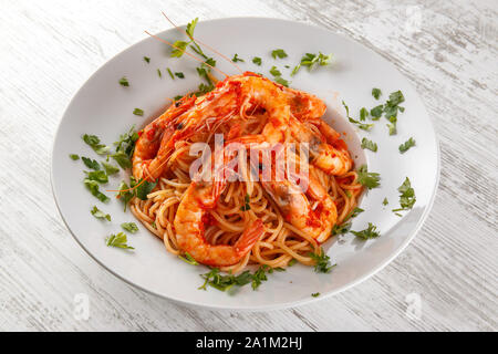 Dans les pâtes aux crevettes sauce rouge Banque D'Images