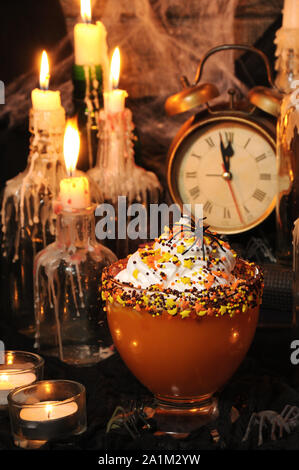 Bol à la citrouille dessert avec de la crème chantilly sur la table entre le paysage pour l'Halloween Banque D'Images